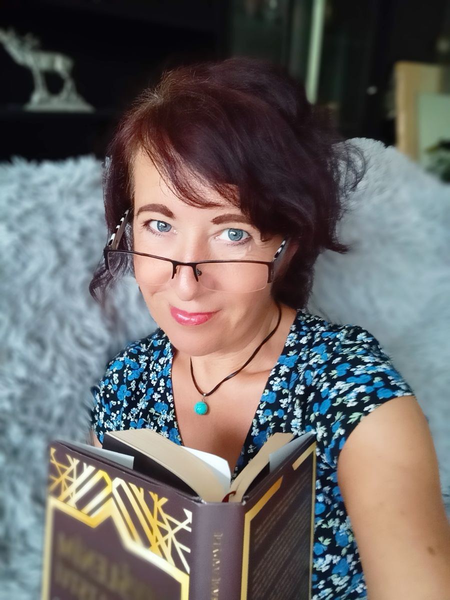 Soňa s knihou v klidu doma